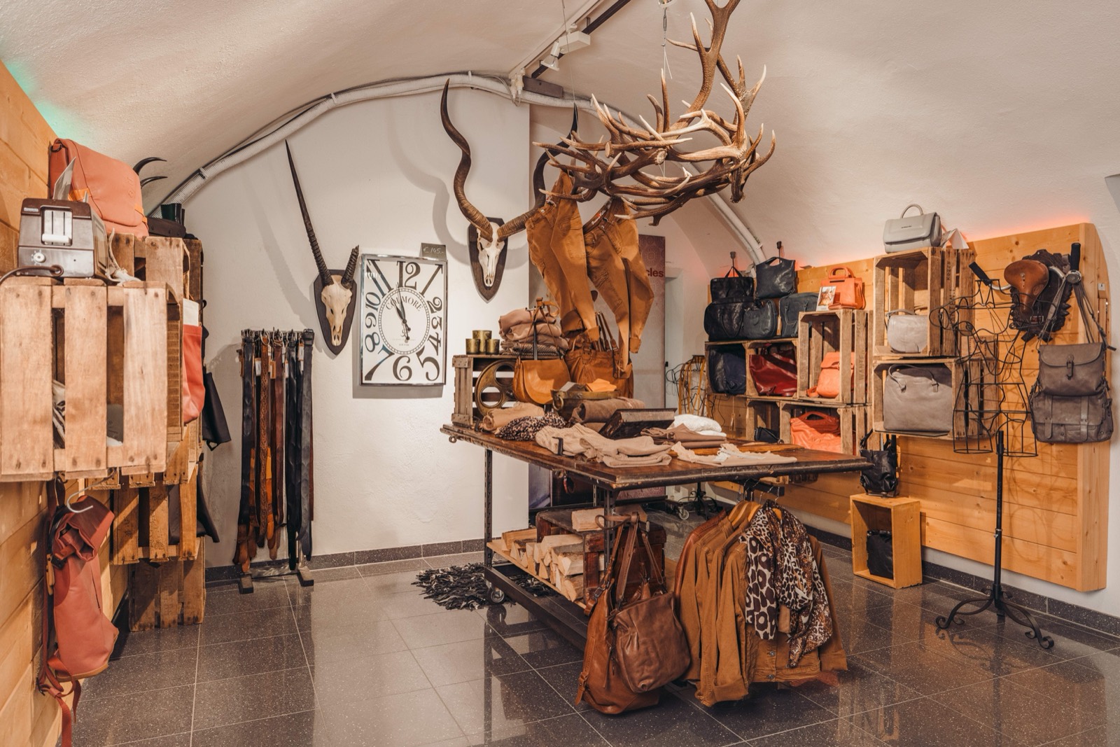 Stoffwechsel – Geweihwand mit Ledertaschen
